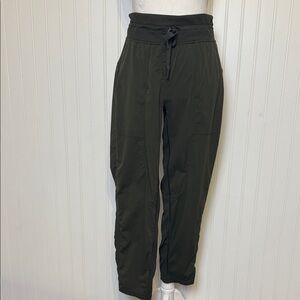 Size 4 | Lululemon | army green | dance studio crop 25’
